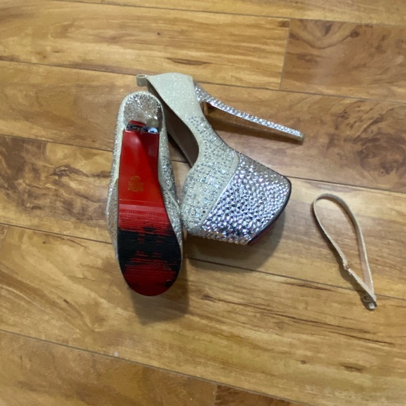 Shoes - Picture 6 of 7